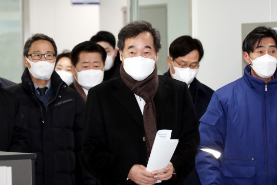 이낙연 민주당 대표(가운데)가 12일 인천시 연수구 송도 신항 한진컨테이너터미널 운영실을 방문하고 있다. 연합뉴스